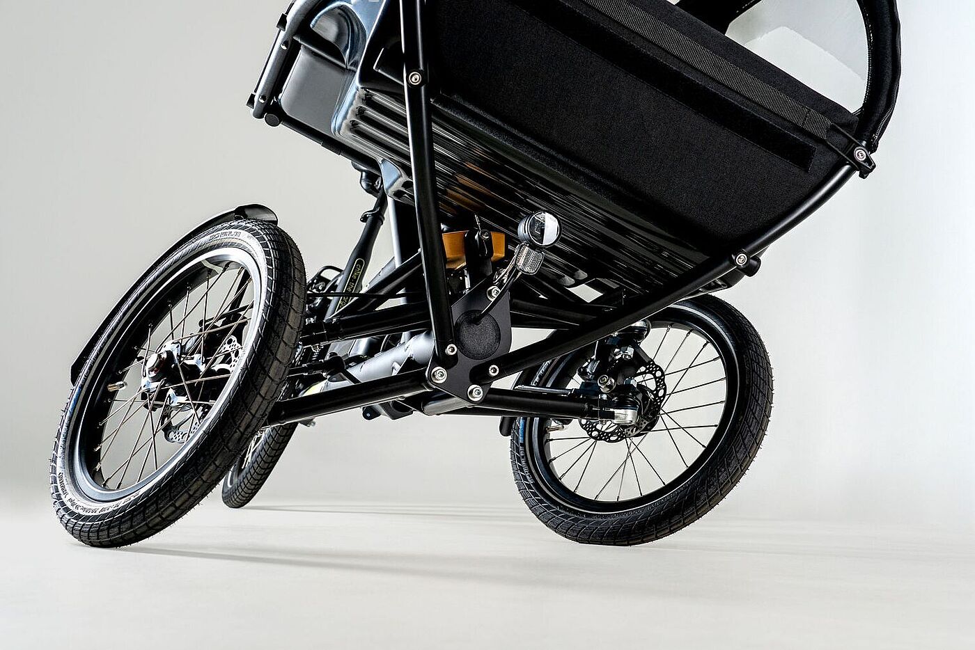 Freisteller des Lastendreirads Chike, das Neigetechnik für Kurvenfahrten hat